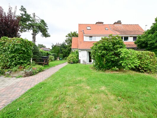 PLEASANT 3-FACADE HOUSE + PARKING.