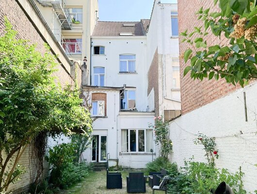 SINGLE-FAMILY HOUSE WITH PLEASANT GARDEN